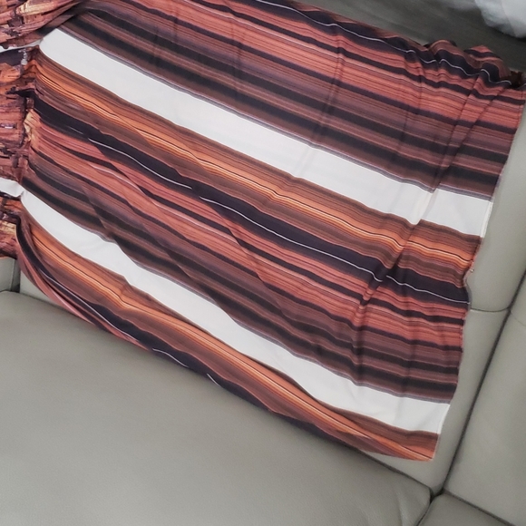 Beautiful Long Flowing Skirt w/ Gorgeous design - Picture 8 of 10